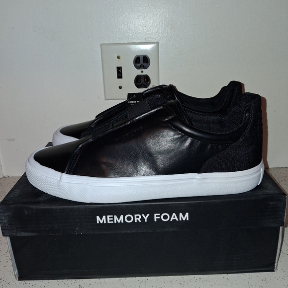 PRICE IS FIRM!!! SIZE 11 - LONDON FOG COLLECTION, MEMORY FOAM SHOES. NEW. - Picture 1 of 10